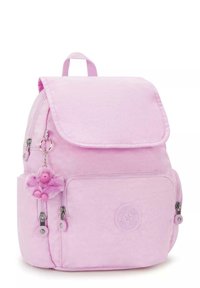 Petit sac à dos rose avec poche avant, poche latérale, rabat supérieur et un porte-clés singe rose duveteux attaché à la fermeture éclair.
