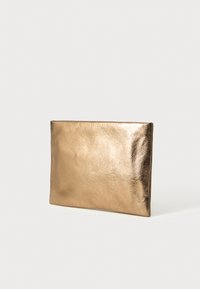 Borsa a busta in oro metallico con una texture in pelle liscia e leggermente rugosa, forma rettangolare, e senza hardware o chiusure visibili.