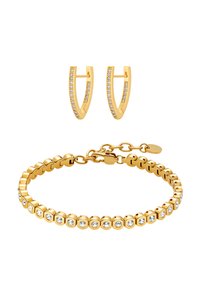 Ensemble de bijoux en ton or comprenant un bracelet élégant avec des cristaux ronds et des boucles d'oreilles assorties en forme de créoles ornées d'une rangée de pierres scintillantes.