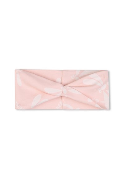 Bandeau en tissu rose doux avec un nœud torsadé au centre et un motif subtil de libellules blanches.