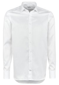 Camisa de botones blanca de manga larga, hecha de una tela suave. Presenta un cuello clásico y un corte recto con un fondo ligeramente redondeado.