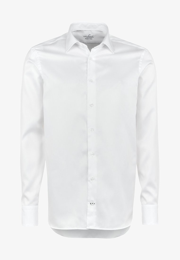 Vit långärmad skjorta med knappar, tillverkad av slät tyg. Har en klassisk krage och en rak skärning med en något rundad nederkant.