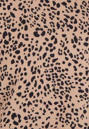 Tela beige con una textura suave, que presenta un patrón de print de leopardo negro en diferentes formas y tamaños a lo largo de la superficie.