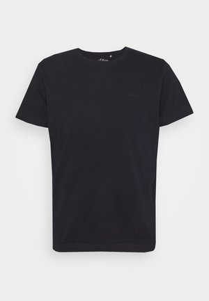 Melnas kokvilnas t-krekls ar apaļu kakla izgriezumu un īsām piedurknēm. Iezīmējas ar minimālu zīmola logotipu uz krūtīm un gludu tekstūru.