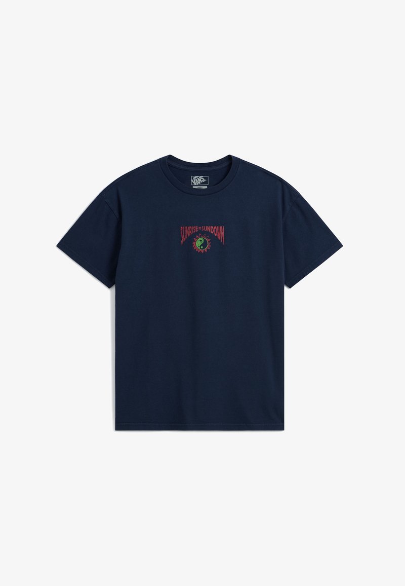T-shirt Vans bleu marine avec le texte rouge « Sunrise to Sundown » et un graphique yin-yang soleil vert et jaune centré sur la poitrine.