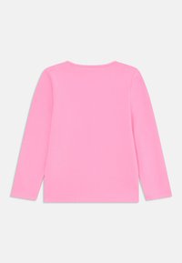 Camicia a maniche lunghe di un vivace rosa, realizzata in cotone liscio. Presenta un collo arrotondato e un orlo cucito con spacchi laterali per una vestibilità comoda.