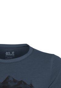 Μπλε ναυτικό παιδικό μπλουζάκι με γραφικό βουνό και πεύκο, στρογγυλή λαιμόκοψη και λογότυπο Jack Wolfskin εκτυπωμένο μέσα στο γιακά.