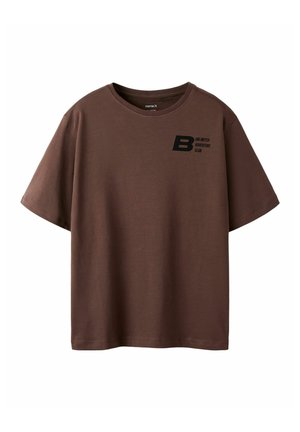T-shirt marron à manches courtes avec col rond et petit texte noir « B Unlimited Adventure Club » sur la poitrine gauche.