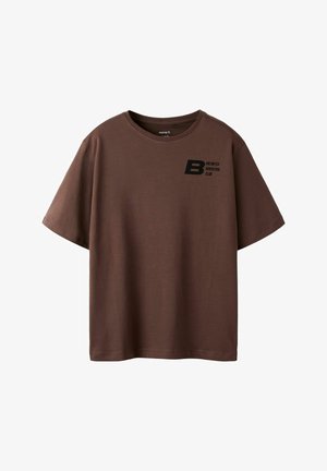 T-shirt marron à manches courtes avec col rond et petit texte noir « B Unlimited Adventure Club » sur la poitrine gauche.