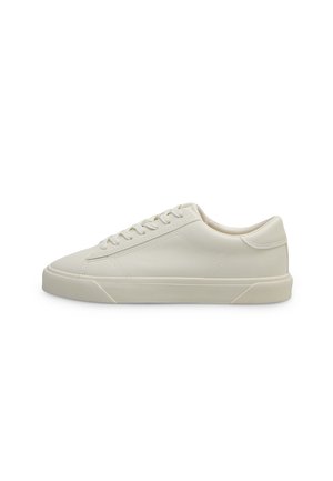 Sneaker basse in pelle bianco sporco con lacci anteriori e suola in gomma, vista di lato su sfondo bianco.