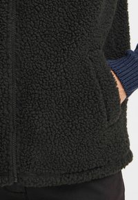 Oxmo OXTINNE TEDDY - Vest - black