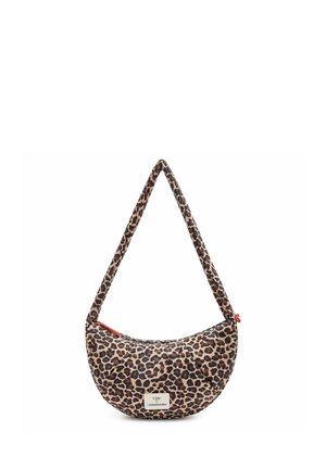 Petit sac d'épaule en forme de croissant avec tissu imprimé léopard et une étiquette indiquant "UNIO x VISIONNAIRES" sur le devant.