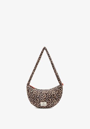 Kleine schultertasche in sichelförmiger Form mit leopardbedrucktem Stoff und einem Etikett mit der Aufschrift "UNIO x VISIONNAIRES" auf der Vorderseite.