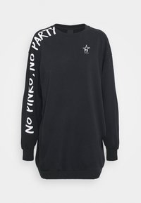 Černá mikina s dlouhými rukávy a kulatým výstřihem, na rukávu bílý nápis "NO PINKO, NO PARTY" a malé logo na hrudi.