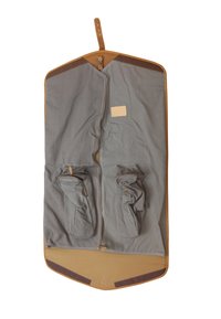 Harmaa kankainen vaatetasku, jossa on nahkaominaisuuksia, vetoketjukiinnitys, kaksi ulkotaskua ja ripustuslenkki. Sujuva rakenne ja ryhdikäs muoto.