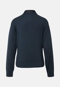 Granatowy sweter z dzianiny z rozporkiem przy kołnierzu, ściągaczami przy mankietach i u dołu oraz gładką fakturą. Widok z tyłu; brak widocznych wzorów lub elementów metalowych.