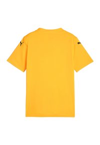 Gelbes T-Shirt mit kurzen Ärmeln aus weichem Stoff. Verfügt über einen klassischen Rundhalsausschnitt und ein schwarzfarbenes Logo auf der linken Schulter. Schlichtes Rückendesign.