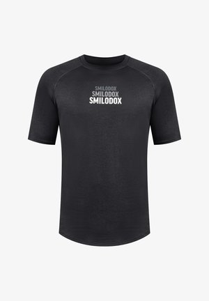 Zwart sportshirt met korte mouwen van een gestructureerde stof, met "SMILODOX" in vet wit boven de borst en een ronde halslijn.