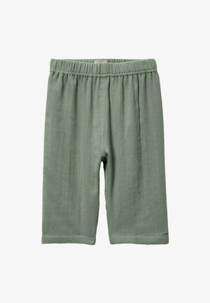 Shorts verts à taille élastique en tissu doux, longueur genou avec couture simple et sans poches visibles ni ornements.