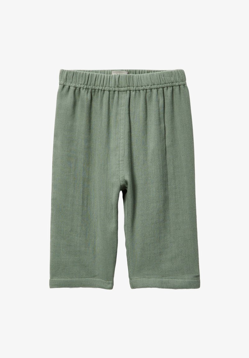 Shorts verts à taille élastique en tissu doux, longueur genou avec couture simple et sans poches visibles ni ornements.