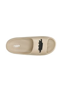 Sandal in beige con suola rigata, punta aperta e accento del logo nero. Realizzato in materiale gommoso, presenta una texture liscia.