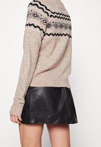 Vero Moda Stickad tröja - brown