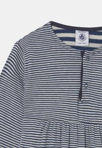 Gestreiftes Baumwollkleid mit einem navy- und weißen Design, Rundhalsausschnitt, Knopfleiste und gerafftem Taillenstoffdetail.