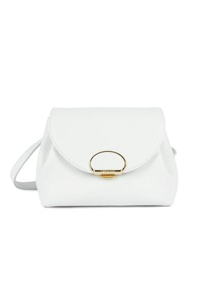 Witte leren schoudertas met klep en gouden ronde sluiting, afgebeeld tegen een effen witte achtergrond.