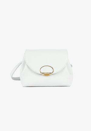 Sac bandoulière en cuir blanc avec fermeture à rabat et fermoir circulaire doré, présenté sur fond blanc uni.