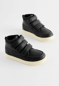 Baskets montantes noires en cuir synthétique avec trois bandes auto-agrippantes, semelles en caoutchouc crème et doublure douce.
