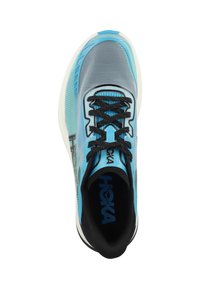 Herren-Laufschuh mit einem atmungsaktiven Obermaterial in Blau und Grau, schwarzen Schnürsenkeln, weißer Sohle und prominentem HOKA-Logo an der Seite.