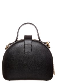 Musta nahkainen käsilaukku, jossa on pyöreä muoto, jämäkkä runko, vetoketjukiinnitys ja pieni yläkahva. Sisältää hienovaraisen tekstuurin ja kultaiset varusteet.