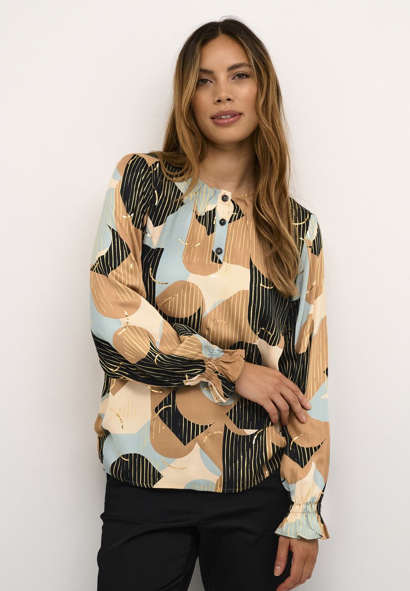Blusa a maniche lunghe in un motivo misto di crema, blu e nero con dettagli dorati. Presenta un colletto rotondo e chiusura con bottoni.