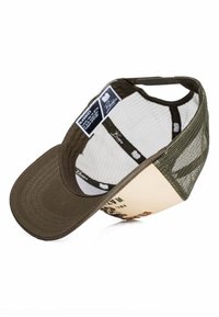 Brūna un bēša acs beisbola cepure ar regulējamu siksnu, redzamām iekšējām etiķetēm un izliektu aizsegu.