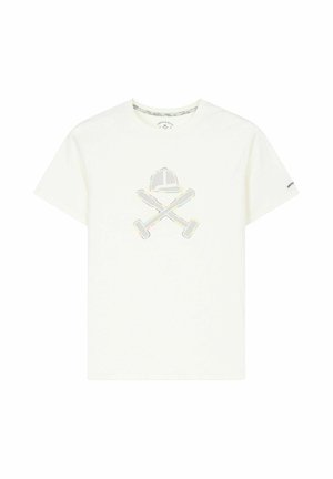 Camiseta blanca de manga corta con un gráfico de bates de béisbol cruzados y una gorra en el centro del frente, y un pequeño logotipo en la manga.