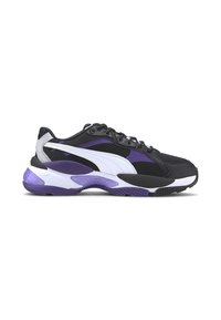 Schwarzer und lila Sport-Schuh aus Mesh- und synthetischen Materialien, schnürdesign, auffällige weiße Akzente und eine strukturierte Sohle.