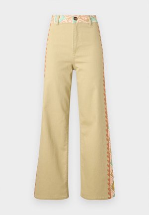 Pantalon beige taille haute à jambes larges avec fermeture à boutons, ceinture à motif floral et bandes latérales aux couleurs pastel.