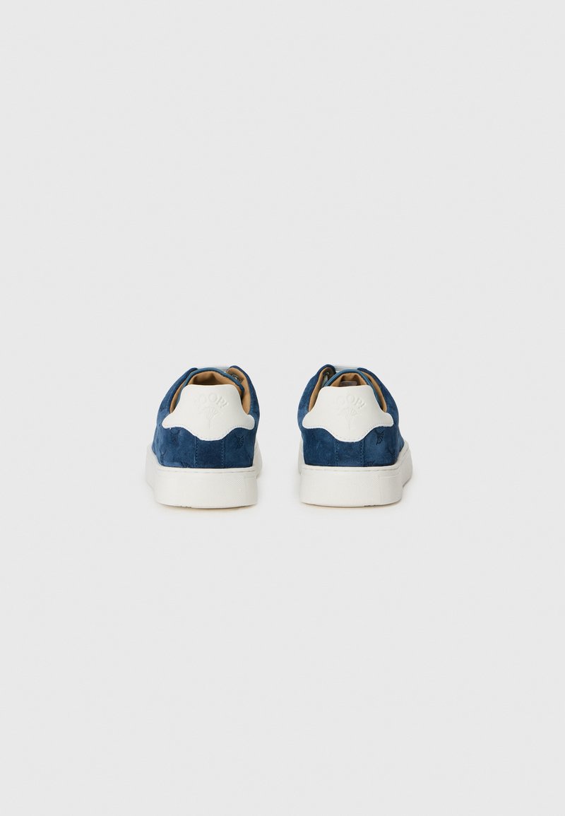 Blaue Wildledersneaker mit weißen Gummisohlen und -akzenten, die eine glatte Textur aufweisen und ein eingeprägtes Logo auf der Rückseite nahe der Ferse haben.