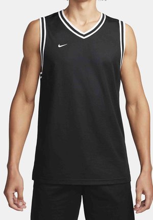 Homme portant un maillot de basket-ball noir sans manches avec des rayures blanches sur le col et les emmanchures, debout, les bras détendus le long du corps.