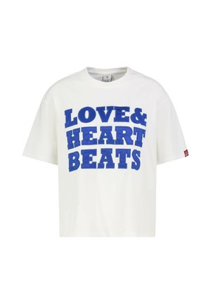 Weißes T-Shirt mit kurzen Ärmeln und großem blauem Text ""LOVE & HEART BEATS"" auf der Vorderseite.