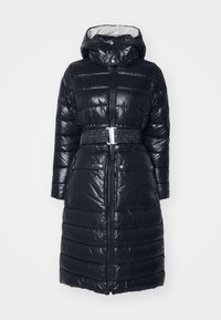 Μαύρο φουσκωτό μπουφάν με γυαλιστερή επιφάνεια, κουκούλα, μπροστινό φερμουάρ και μέση με ζώνη. Διαθέτει ραμμένες ενότητες και δύο κρυφά τσέπες.