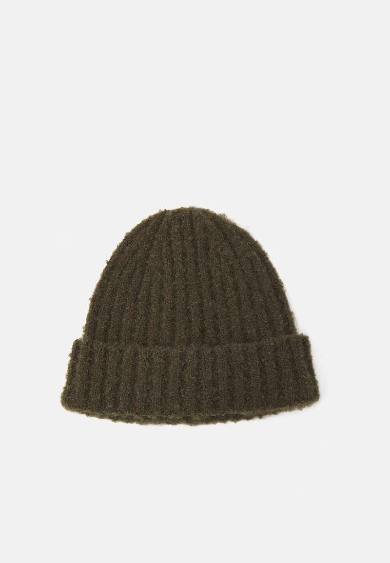 Căciulă tricotată de culoare verde închis, cu o textură ribbed și tiv pliat. Fabricată dintr-un material moale, ușor pufoasă.