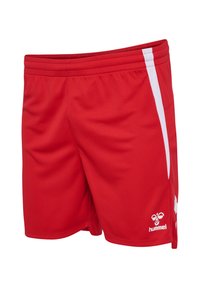 Rote Sportshorts aus strukturiertem Stoff, mit weißen seitlichen Streifen und einem Logo am Saum. Elastischer Bund für besseren Tragekomfort.