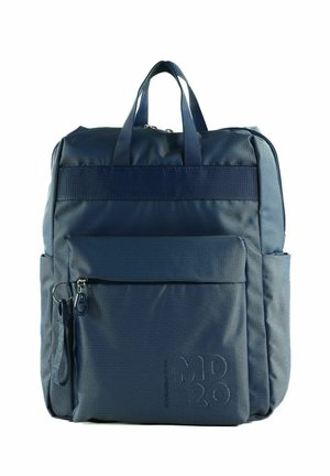 Sac à dos en tissu bleu avec deux poignées supérieures, poche zippée à l'avant, poches latérales et texte embossé indiquant "MAD 2.0" sur le bas de la face avant.