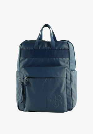 Sac à dos en tissu bleu avec deux poignées supérieures, poche zippée à l'avant, poches latérales et texte embossé indiquant "MAD 2.0" sur le bas de la face avant.