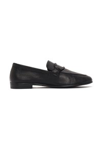 Mocassini in pelle nera con un design elegante, suola piatta e una fascia decorativa sopra l'arco del piede. Texture liscia e stile slip-on.