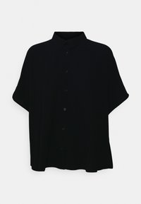 Svart kortärmad skjorta med knappar, tillverkad av lättviktigt tyg. Har krage och avslappnad passform med en fåll som fladdrar lätt utåt.