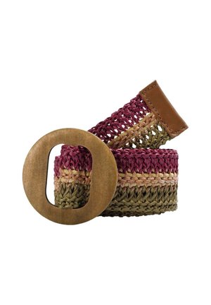 Cinturón tejido que presenta tonos burdeos, beige y verde oliva. Tiene una gran hebilla circular de latón y un acento de cuero marrón en un extremo.