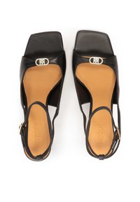 Zwarte leren sandalen met een vierkante neus, voorzien van een slingback ontwerp en een ornamentale zilveren gesps accent. Tan binnenzool met stiksel details.