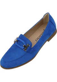 Mocasín de ante azul con suela plana, que presenta una hebilla plateada brillante y un acento azul. Textura lisa y diseño de puntera redondeada.